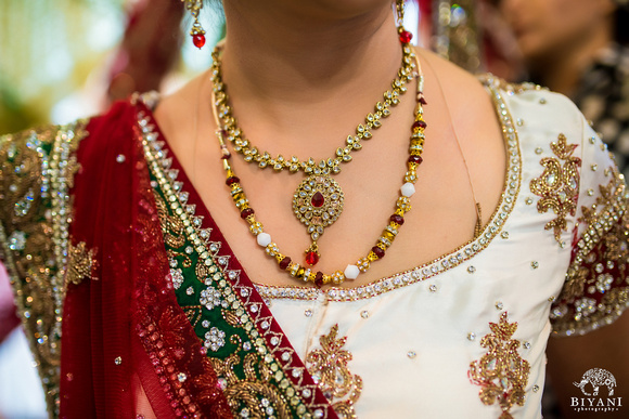 BAPS_Shri_Swaminarayan_Mandir_Wedding_Bride_Getting_Ready_Photos_Houston_TX_018