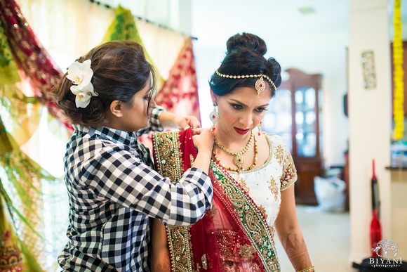 BAPS_Shri_Swaminarayan_Mandir_Wedding_Bride_Getting_Ready_Photos_Houston_TX_004