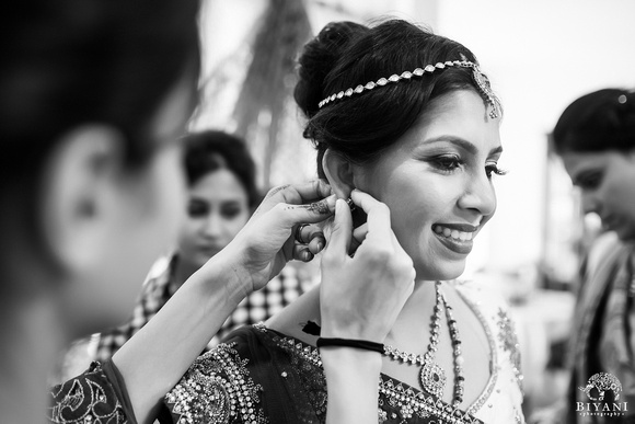 BAPS_Shri_Swaminarayan_Mandir_Wedding_Bride_Getting_Ready_Photos_Houston_TX_020