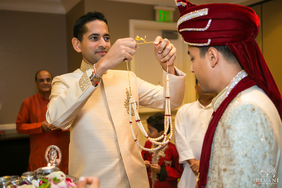 Sugarland_Marriott_Houston_Indian_Wedding_Baraat_Photos_012