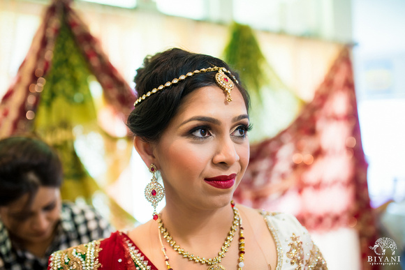 BAPS_Shri_Swaminarayan_Mandir_Wedding_Bride_Getting_Ready_Photos_Houston_TX_012