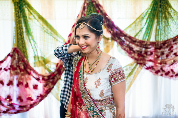 BAPS_Shri_Swaminarayan_Mandir_Wedding_Bride_Getting_Ready_Photos_Houston_TX_007