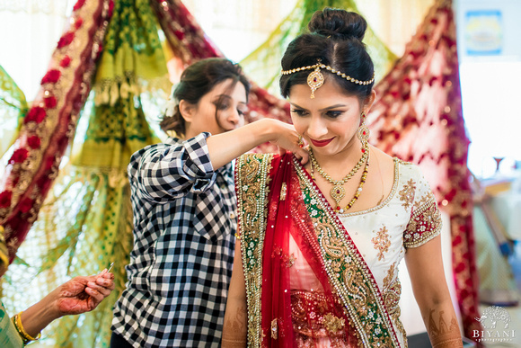 BAPS_Shri_Swaminarayan_Mandir_Wedding_Bride_Getting_Ready_Photos_Houston_TX_001