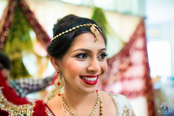 BAPS_Shri_Swaminarayan_Mandir_Wedding_Bride_Getting_Ready_Photos_Houston_TX_013